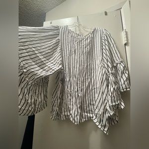 Hershe flare sleeve woven top.